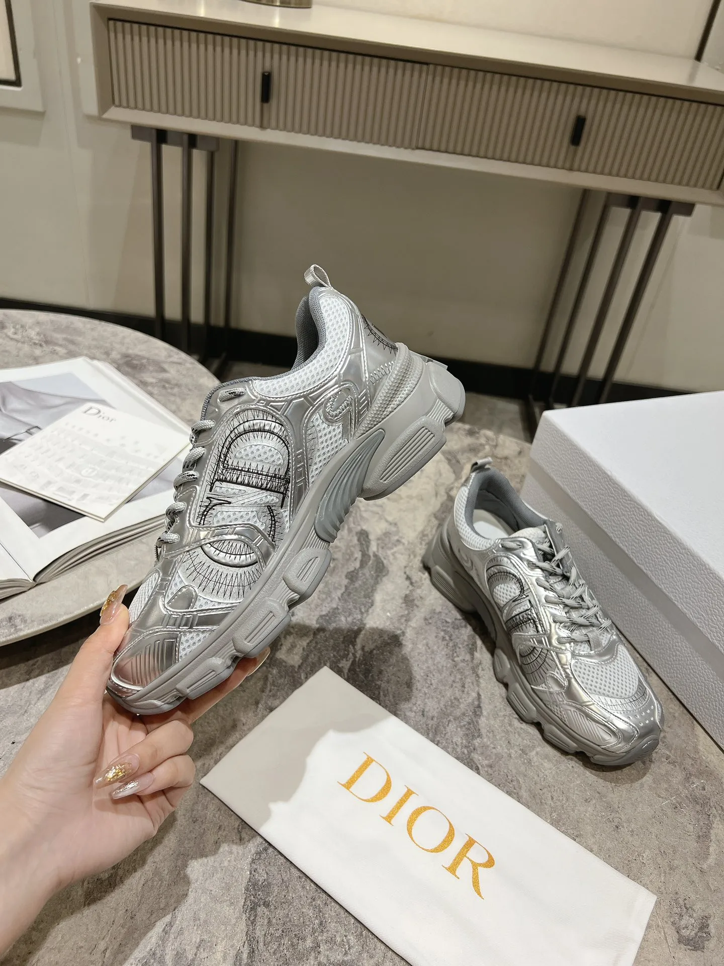 👟👟Ex-factory price 600👟👟 The latest hot model, the star model 2024 main hot product, the newly released Dior Chrono new casual sports shoes, running shoes, dad shoes are really cool, full of futuristic feeling! Really cool! Once again interpreting Dior's concept of cool fashion, the lucky star will bless you with good luck. The new EVA sole is super light and super soft! A perfect replica of the original! Fully matched material and mold! ! Women’s size: 35-39 (40.41 customized)